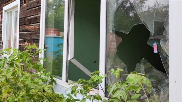 Неизвестный разгромил окна в квартире аварийного дома в Новосибирске