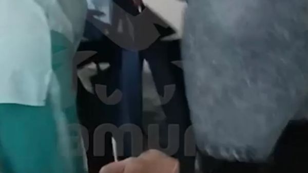 Ветерана несли на руках после запуска лифта в больнице Хабаровского края