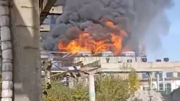 В Перми загорелись очистные сооружения завода