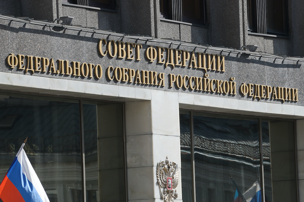Между зданиями приёмной Совфеда и приёмной Госдумы в Москве заклинило двери