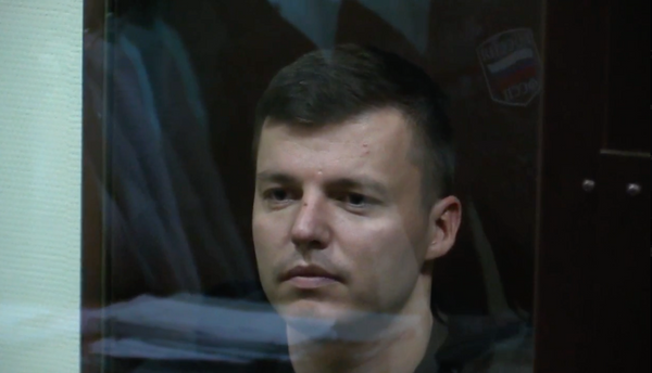 Блогера Артёма Чекалина завели в зал суда в наручниках