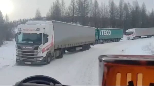 Бесконечный поезд из фур парализовал трассу из Амурской области в Якутию