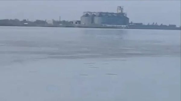 Рыбаки обнаружили в реке Дон большое пятно от солярки