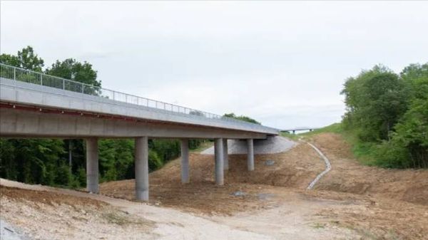 Рабочие разбирают старый мост, который соединяет Башкирию и Татарстан