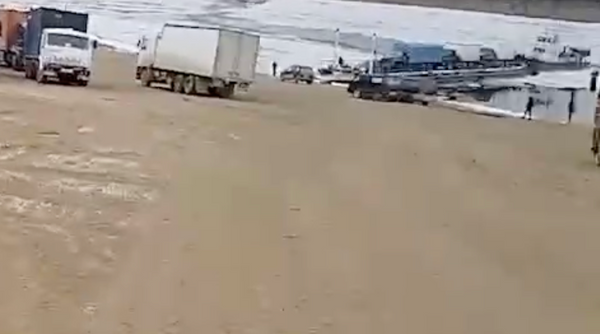 Водители вторые сутки стоят в пробке на паромной переправе в Бодайбо