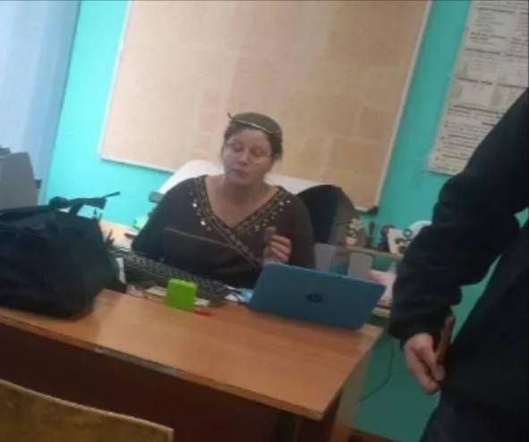 Учительницу из Химок, которая пришла в школу с дуршлагом на голове, отстранили от уроков