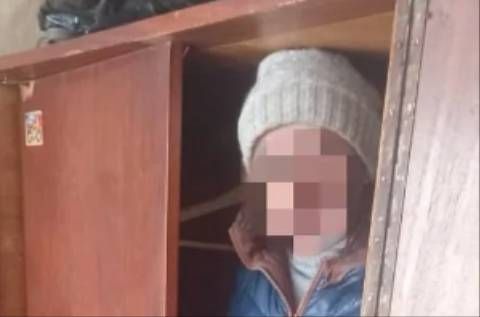 Алиментщица из Давлеканово спряталась от приставов в шкафу