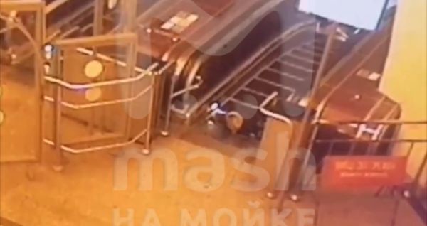 В Петербурге ребёнку зажевало руку на эскалаторе в метро: видео