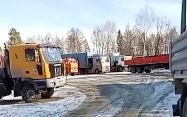 Фуры, простоявшие четыре дня в пробке на переправу через Витим, отказываются брать на паром