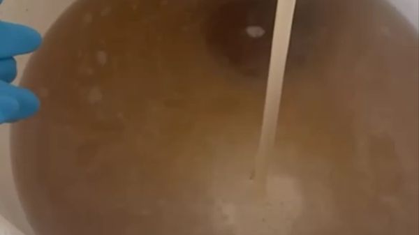 Чёрная вода льётся из кранов в красноярской пятиэтажке почти две недели