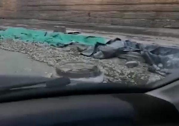 "Новосибирскавтодор" перекрыл основной проезд к дому женщины, страдающему от стройки