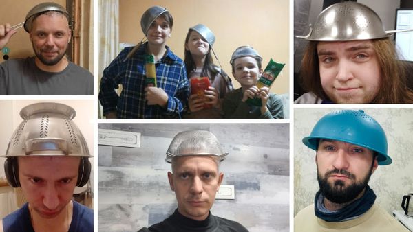 Сотни людей устроили флешмоб в поддержку учительницы из Химок с дуршлагом на голове