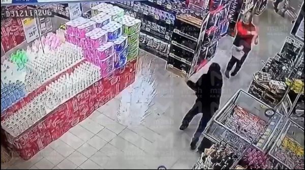 Момент нападения неадеквата с ножом в магазине "Окей" в Петербурге попал на видео