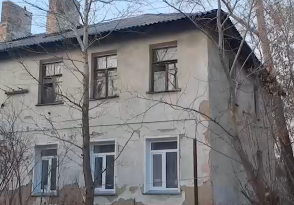 Новосибирцы живут в доме с разрушенной крышей