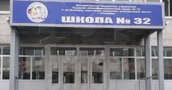 Директриса приморской школы запретила девочкам носить брюки ради безопасности