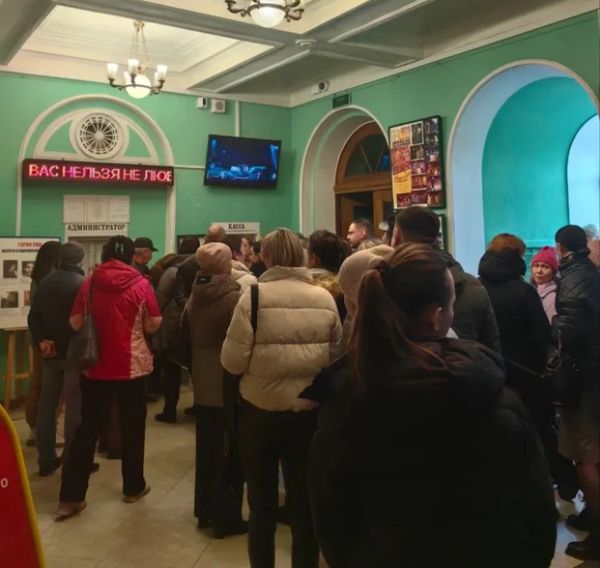 Жители Калуги поругались в очереди за билетами на "Щелкунчика"