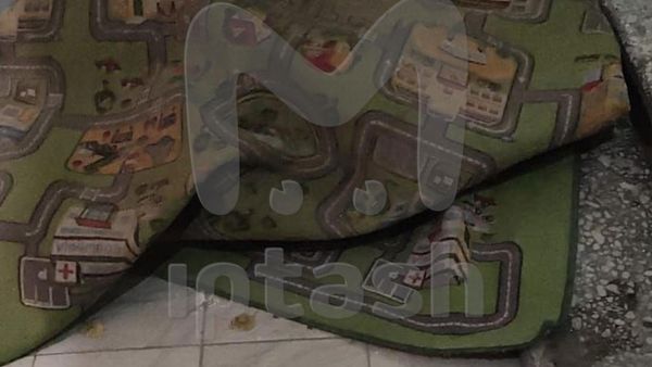 Спящего мужчину в ковре обнаружили в подъезде в Казани
