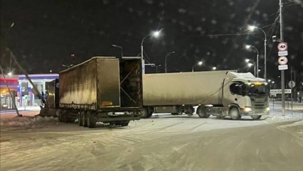 Две фуры и газель собрали огромную пробку в 6-м микрорайоне Новосибирска