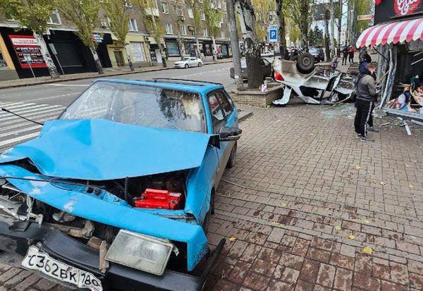 Две машины снесли витрину шаурмичной в центре Донецка