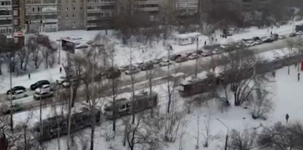 Трамваи больше часа стоят на ЖБИ в Екатеринбурге