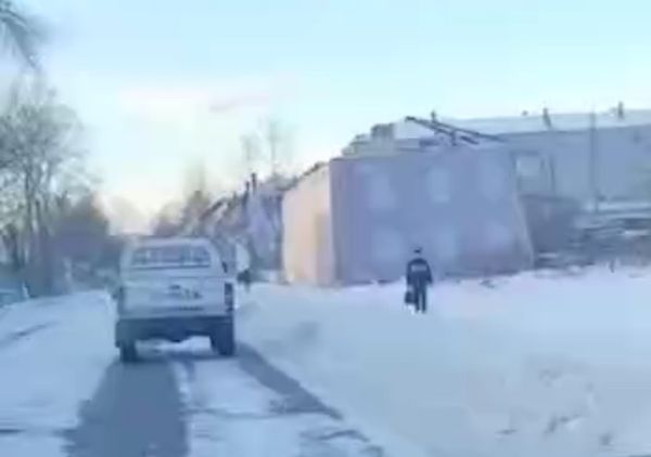 Вместо сноса мэрия приодела барак к Новому году в Хабаровском крае