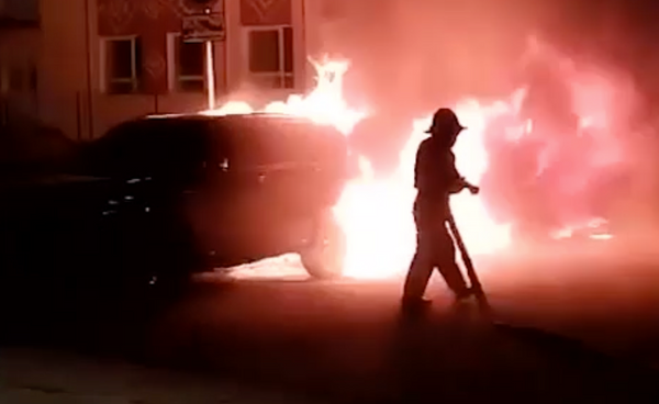 Две машины сгорели из-за поджога в Инорсе на Мушникова