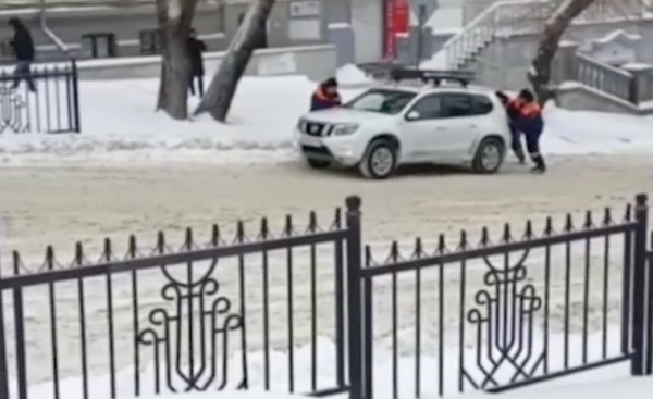 Машины массово вязнут в снегу в центре Хабаровска
