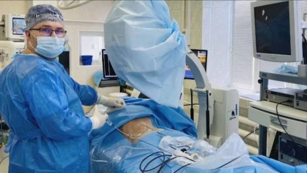 Крупную кисту на единственной почке удалили приморцу