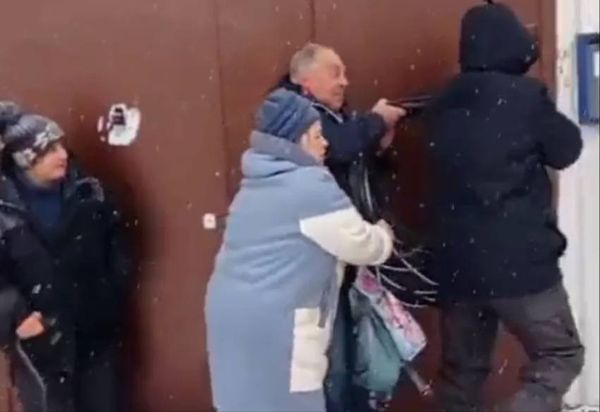 В Хабаровске пенсионеры подрались с коммунальщиками из-за кабеля
