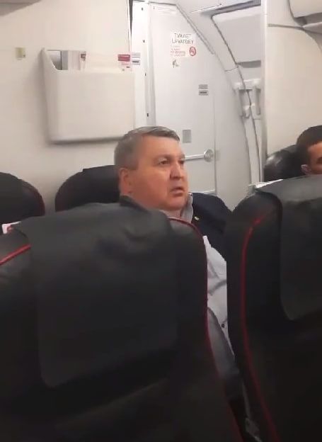Помощник депутата Госдумы Андрея Гурулёва устроил пьяный дебош в самолёте
