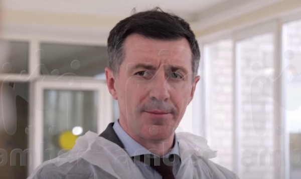 Спустя месяц министр здравоохранения навестил девочку, которая обожглась в ДОБ