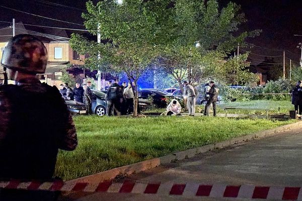 Момент взрыва во дворе дома в Ставрополе попал на видео
