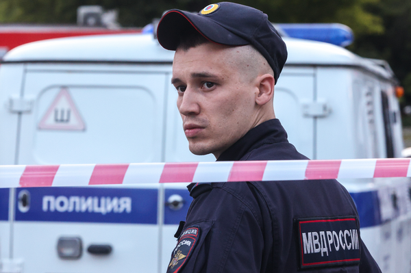 На западе Москвы под машиной обнаружили подозрительный предмет