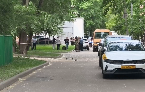 Под машиной на западе Москвы нашли подозрительный предмет: что известно