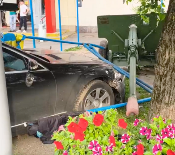 Автомобиль с дипломатическими номерами Сьерра-Леоне врезался в пушку в Москве
