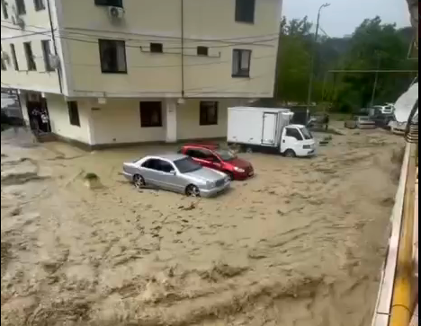 В Сочи выпала месячная норма осадков, Дагомыс и Мамайка ушли под воду