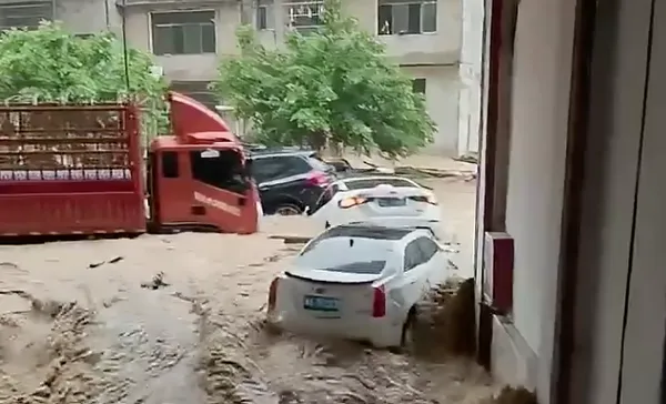 Наводнение в Китае: машины сносит потоком, ТЦ затоплены — видео