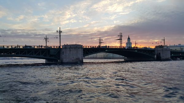 На время "Алых парусов" в Петербурге перекроют мосты: полный список