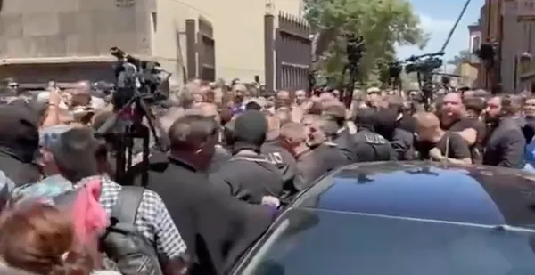 Спецназ в Армении приехал за архиепископом Микаэлом Аджапахяном, на его защиту вышли священники
