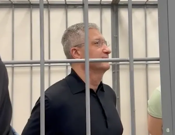Экс-замминистра обороны Тимур Иванов слушал приговор суда с улыбкой: видео
