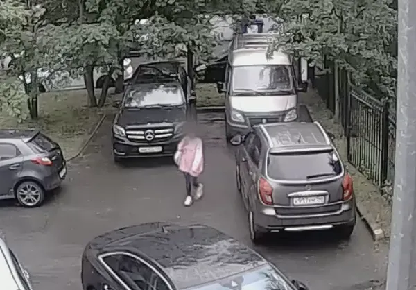 В Петербурге задержали девушку в момент закладки бомбы под машину