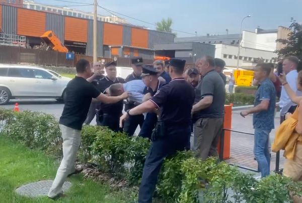 Жильцов элитного ЖК "Садовые кварталы" в Москве избили сотрудники новой управляющей компании