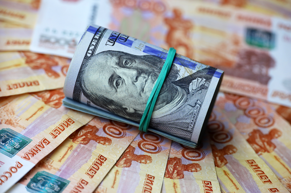 Пенсионерка из Канады отдала мошенникам около 19,5 млн руб, её дважды заставили приехать в Россию