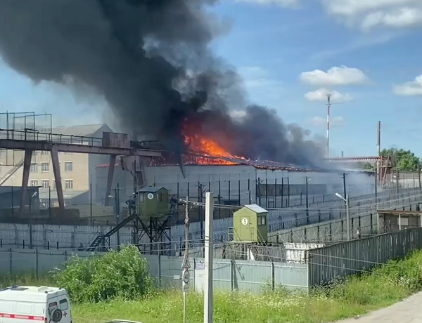 Площадь пожара на территории колонии "Белый лебедь" в Соликамске выросла до 300 квадратов