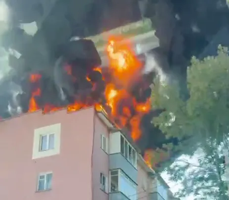 В подмосковном Пушкине загорелась крыша пятиэтажного дома