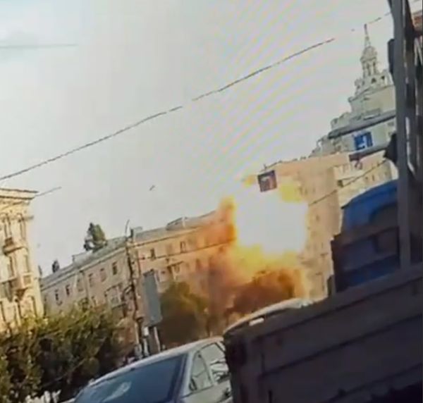 Момент прилёта дрона по жилому дому в Воронеже попал на видео