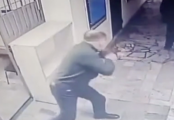Начальника отдела полиции в Казахстане уволили после стрельбы из рогатки по подчинённым