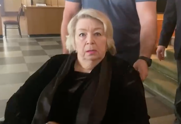 Тренера Татьяну Тарасову привезли на прощание с режиссёром Александром Миттой в инвалидной коляске