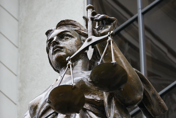 Суд впервые отменил увольнение сотрудницы, которую компания заменила на нейронку