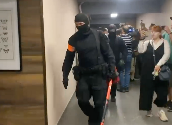 Из редакции "Базы" вынесли коробки с документами, главред Глеб Трифонов находится на допросе